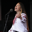 Astelle sang på ukrainsk for Kongen og Dronningen. Astelle er fra Hemnes, men har røtter i Ukraina. Foto: Liv Anette Luane, Det kongelige hoff